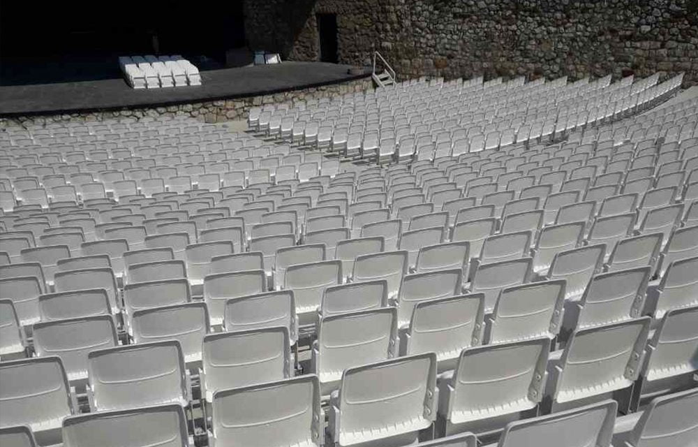 Stolice folding na letnjoj pozornici u Nišu