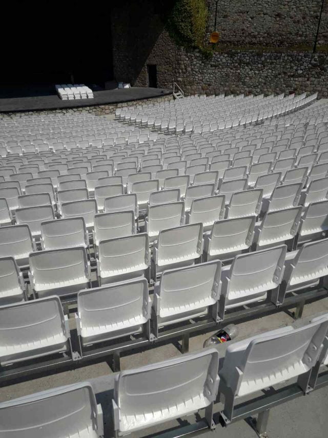 Stolice folding na letnjoj pozornici u Nišu (1)