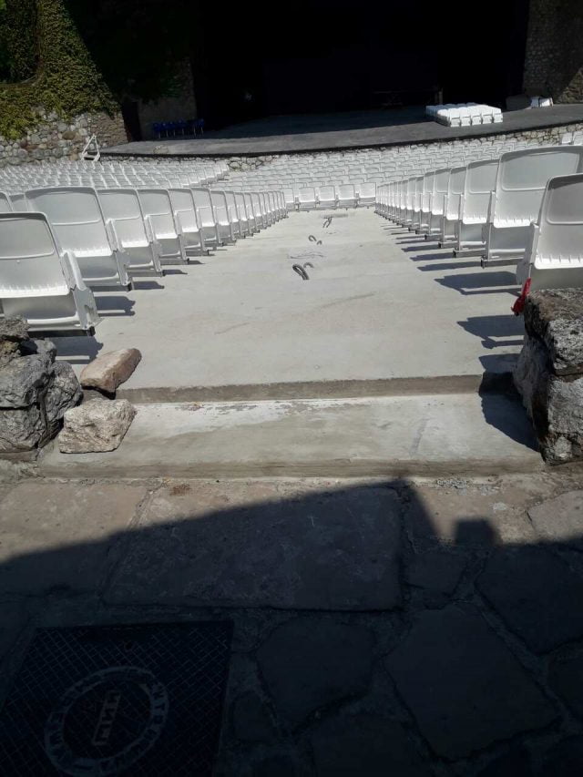 Stolice folding na letnjoj pozornici u Nišu (2)