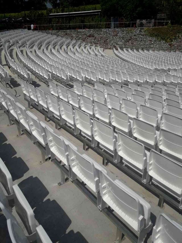 Stolice folding na letnjoj pozornici u Nišu (3)